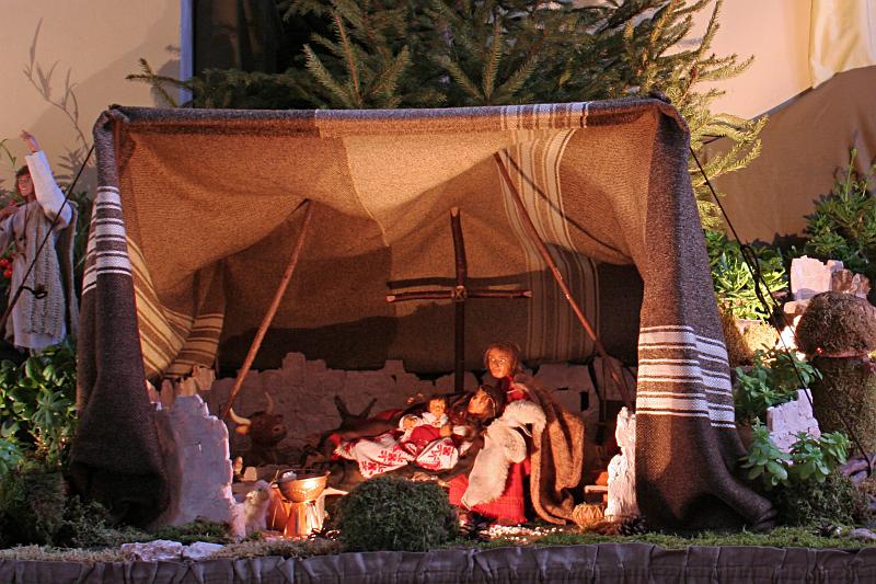 120129krippe_sigdorf004.jpg - Und das Wort ist Fleisch geworden und hat unter uns gewohnt, und wir haben seine Herrlichkeit gesehen, die Herrlichkeit des einzigen Sohnes vom Vater, voll Gnade und Wahrheit.(Joh 1,14)