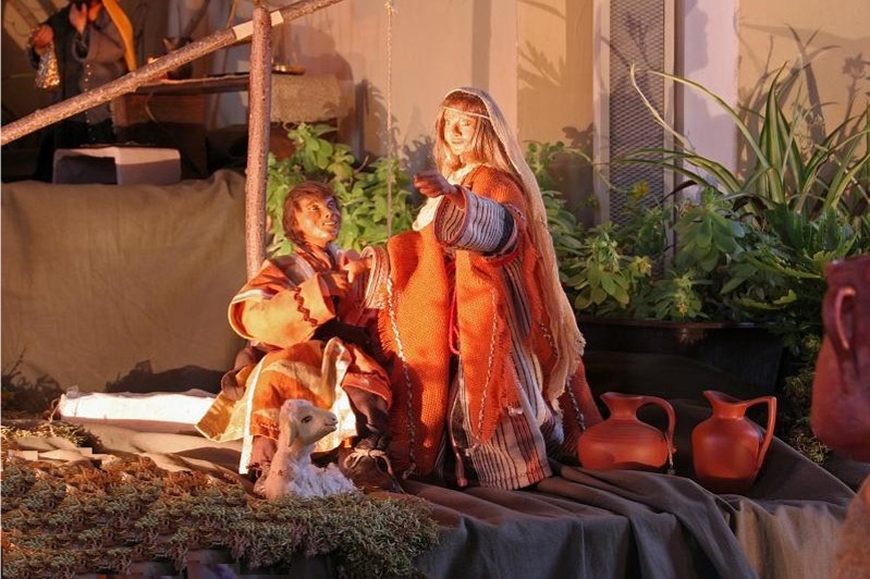 120129krippe_sigdorf021.jpg - Gott schuf also den Menschen als sein Abbild;als Abbild Gottes schuf er ihn. Als Mann und Frau schuf er sie.Gott segnete sie... (Gen 1,27f)