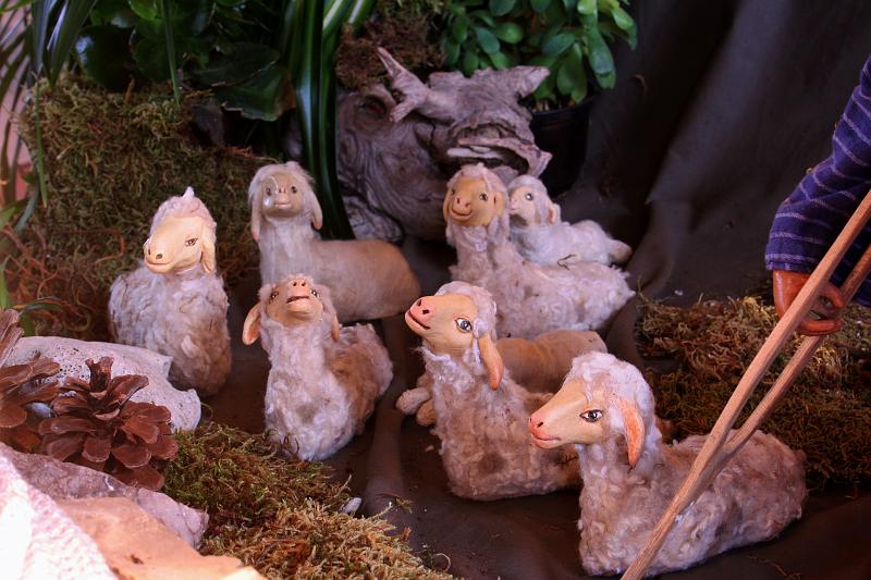 120129krippe_sigdorf024.jpg - Die Schafe blicken zum Engel auf...