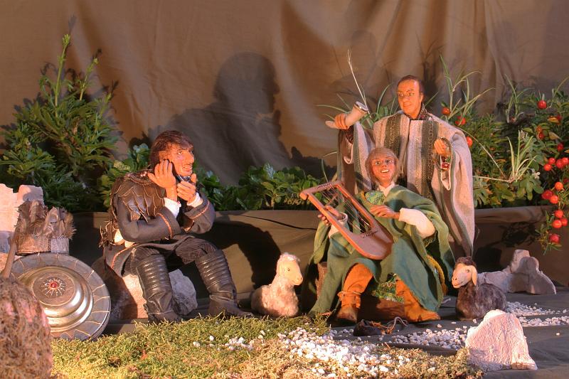 120129krippe_sigdorf029.jpg - Samuel fragte Isai: Sind das alle deine Söhne? Er antwortete: Der jüngste fehlt noch,aber der hütet gerade die Schafe. Samuel sagte zu Isai: ...lass ihn holen; ... Isai schicktealso jemand hin und ließ ihn kommen. David war blond, hatte schöne Augen und eineschöne Gestalt...