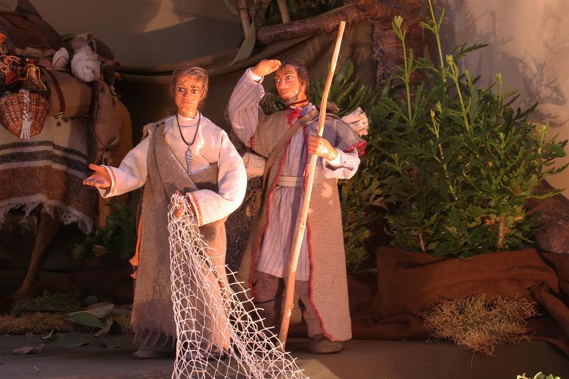 120129krippe_sigdorf034.jpg - Petrus und Paulus, die Patrone der Pfarrkirche, sind die prägenden Gestalten der jungen Kirche...